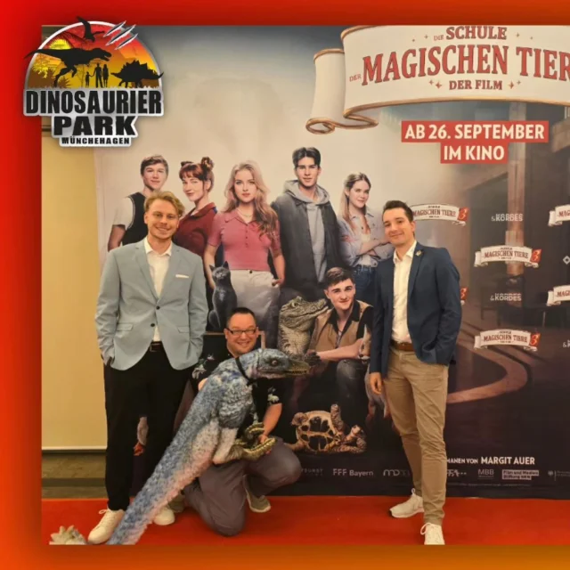 [Werbung] 🎬 Heute ist Kinostart von Die Schule der magischen Tiere 3! 🦕✨
Wir sind besonders stolz, dass unser Dinopark einen kleinen Teil zu diesem fantastischen Film beigetragen hat! Einige unserer Exponate haben es nämlich als Requisiten in den Film geschafft. 😍

Ein besonderer Dank noch einmal an @benjaminenglich und @brianandthedinosaurs für die  Umsetzung dieses Projektes 🙌🏻

Unser Dinoteam - mit Unterstützung von unserem "magischen Tier" Velonika - war sogar bei der Premiere in Essen dabei. Ein echtes Highlight! 🎉

Wenn ihr wissen wollt, welche neuen magischen Tiere dabei sind und wie die Geschichte rund um Ida, Benni & Co weitergeht, schaut euch "Die Schule der magischen Tiere 3" unbedingt im Kino an. 👀

#SchuleDerMagischenTiere3 #Dinopark #Kinostart #Filmpremiere #Velonika #Requisiten #Dinoteam #HeuteImKino #jurassicjens